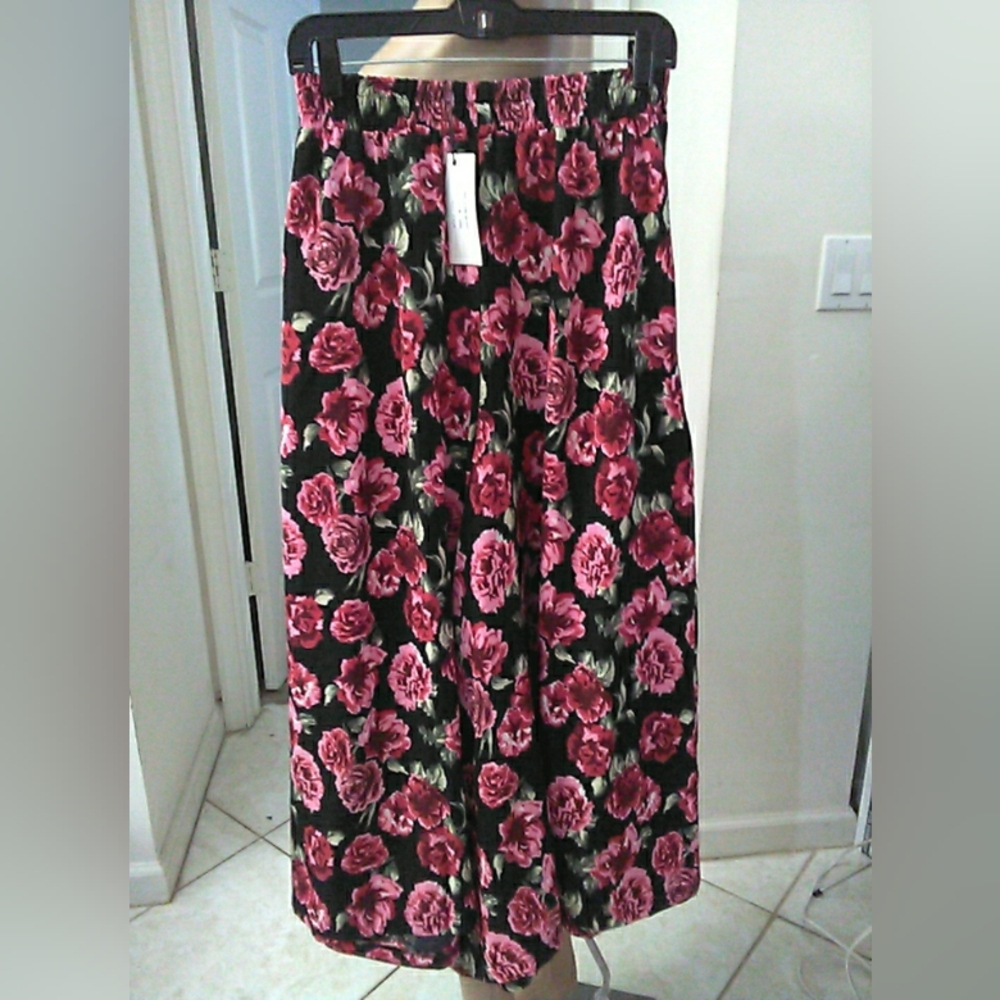 NWT "B My Story" Black PALAZZO PANTS Pink/Red  Rose Pattern SZ.M BEAUTIFUL 🌹🌹